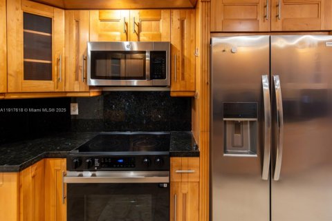 Condo in Miami, Florida, 3 bedrooms № 1973916 - photo 17