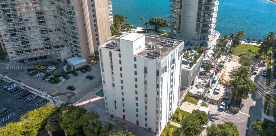 Condo in Miami, Florida, 3 bedrooms № 1973916