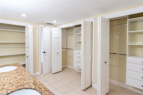 Condo in Miami, Florida, 3 bedrooms № 1973916 - photo 23