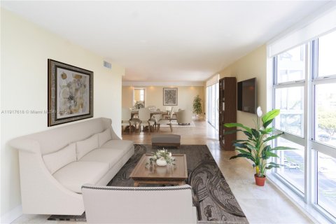 Condo in Miami, Florida, 3 bedrooms № 1973916 - photo 5