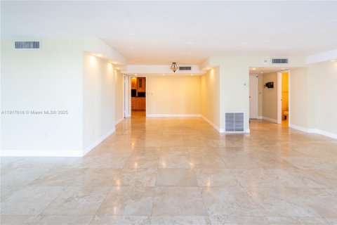 Condo in Miami, Florida, 3 bedrooms № 1973916 - photo 9