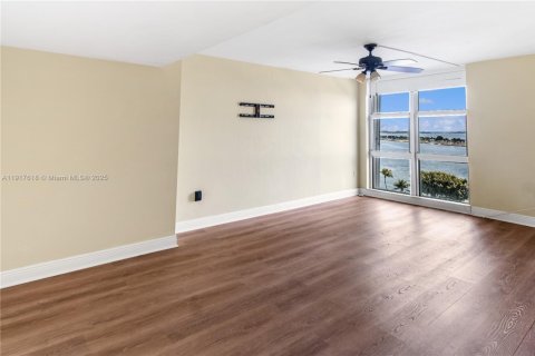 Condo in Miami, Florida, 3 bedrooms № 1973916 - photo 19