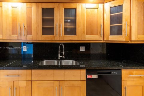 Condo in Miami, Florida, 3 bedrooms № 1973916 - photo 16