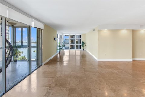 Condo in Miami, Florida, 3 bedrooms № 1973916 - photo 2