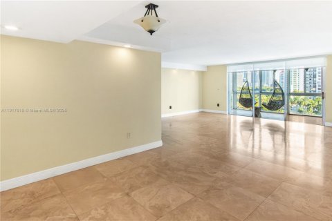 Condo in Miami, Florida, 3 bedrooms № 1973916 - photo 10