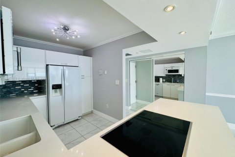 Condo in Aventura, Florida, 2 bedrooms  № 1892966 - photo 11