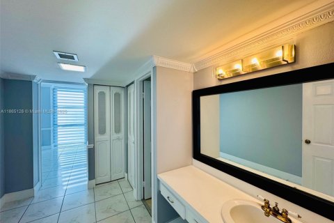 Condo in Aventura, Florida, 2 bedrooms  № 1892966 - photo 22
