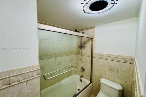 Condo in Aventura, Florida, 2 bedrooms  № 1892966 - photo 23