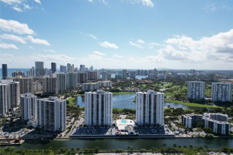 Condo in Aventura, Florida, 2 bedrooms  № 1892966 - photo 1