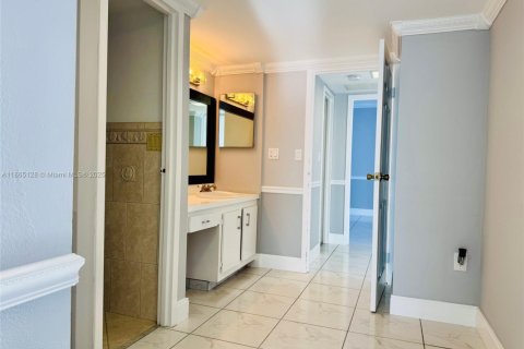 Condo in Aventura, Florida, 2 bedrooms  № 1892966 - photo 24