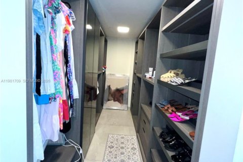 Condo in Miami, Florida, 4 bedrooms  № 2043009 - photo 17