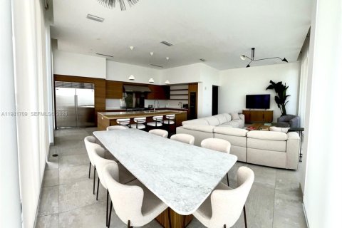 Condo in Miami, Florida, 4 bedrooms  № 2043009 - photo 11