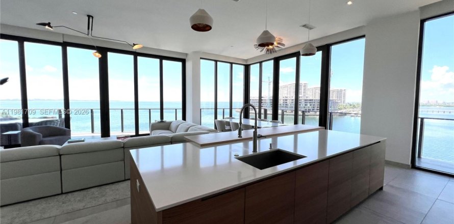 Condo in Miami, Florida, 4 bedrooms  № 2043009