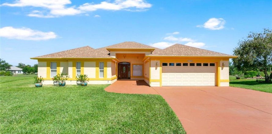House in Leesburg, Florida 3 bedrooms, 275.08 sq.m. № 2195736