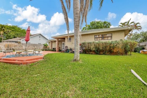 House in Palm Springs, Florida 3 bedrooms, 130.81 sq.m. № 1073927 - photo 1