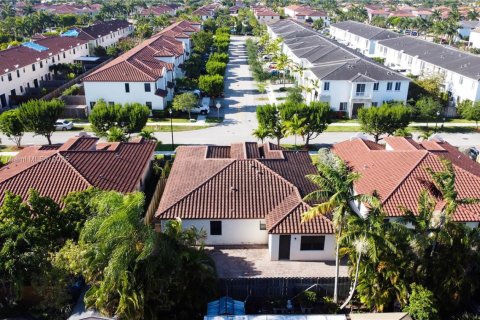 Casa en venta en Miami, Florida, 4 dormitorios, 210.61 m2 № 1500606 - foto 5