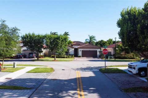 Casa en venta en Miami, Florida, 4 dormitorios, 210.61 m2 № 1500606 - foto 4