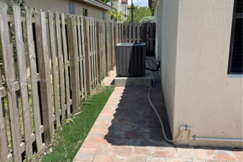 Casa en venta en Miami, Florida, 4 dormitorios, 210.61 m2 № 1500606 - foto 22