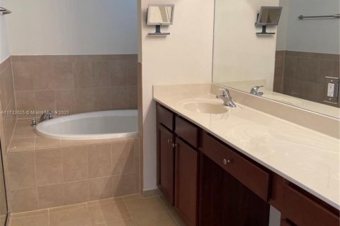 Casa en venta en Miami, Florida, 4 dormitorios, 210.61 m2 № 1500606 - foto 12