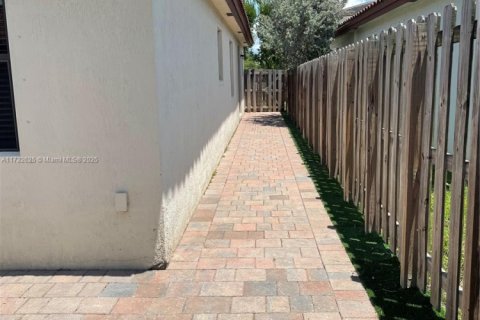 Casa en venta en Miami, Florida, 4 dormitorios, 210.61 m2 № 1500606 - foto 19