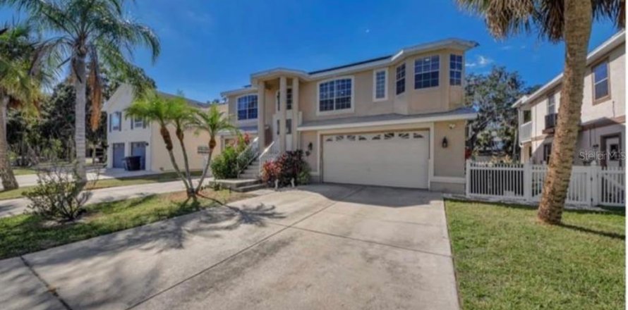 Casa en New Port Richey, Florida 4 dormitorios, 216.65 m2 № 2386308