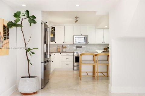 House in Coral Gables, Florida 3 bedrooms, 188.41 sq.m. № 1850544 - photo 8