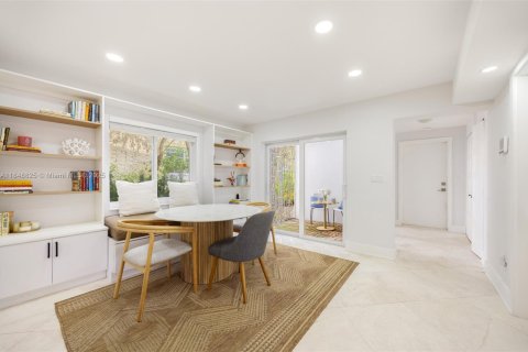 House in Coral Gables, Florida 3 bedrooms, 188.41 sq.m. № 1850544 - photo 13