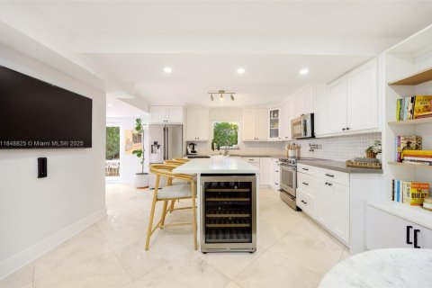 House in Coral Gables, Florida 3 bedrooms, 188.41 sq.m. № 1850544 - photo 10