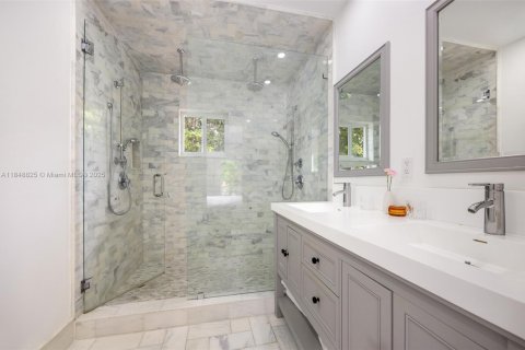 House in Coral Gables, Florida 3 bedrooms, 188.41 sq.m. № 1850544 - photo 21