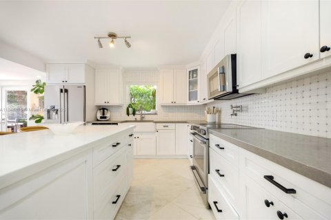 House in Coral Gables, Florida 3 bedrooms, 188.41 sq.m. № 1850544 - photo 11