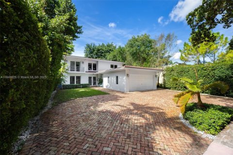 House in Coral Gables, Florida 3 bedrooms, 188.41 sq.m. № 1850544 - photo 1