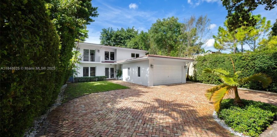 House in Coral Gables, Florida 3 bedrooms, 188.41 sq.m. № 1850544