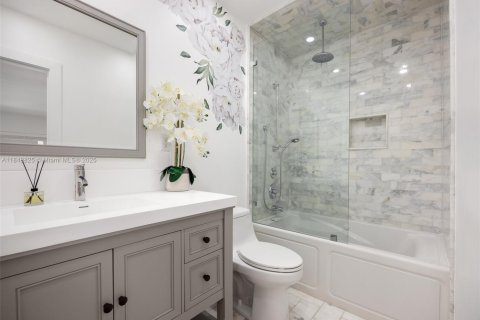House in Coral Gables, Florida 3 bedrooms, 188.41 sq.m. № 1850544 - photo 22