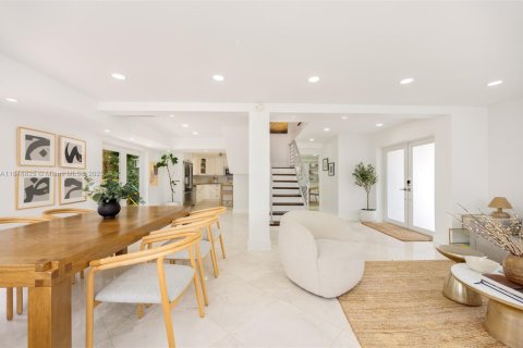 House in Coral Gables, Florida 3 bedrooms, 188.41 sq.m. № 1850544 - photo 3