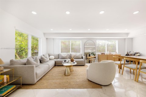 House in Coral Gables, Florida 3 bedrooms, 188.41 sq.m. № 1850544 - photo 5