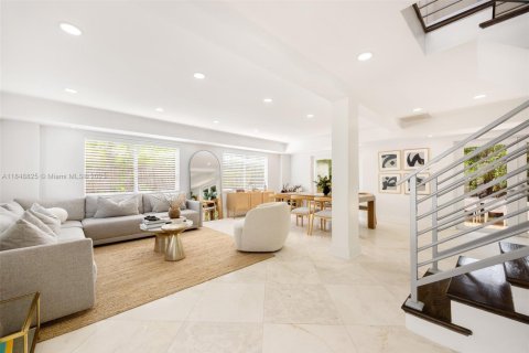 House in Coral Gables, Florida 3 bedrooms, 188.41 sq.m. № 1850544 - photo 4