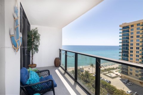 Condo in Hollywood, Florida, 2 bedrooms  № 1701364 - photo 17