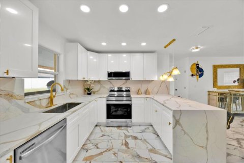 House in Orlando, Florida 5 bedrooms, 216.46 sq.m. № 1876514 - photo 10