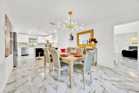 House in Orlando, Florida 5 bedrooms, 216.46 sq.m. № 1876514 - photo 7