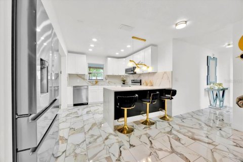 House in Orlando, Florida 5 bedrooms, 216.46 sq.m. № 1876514 - photo 8