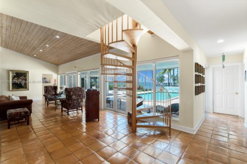House in Bay Harbor Islands, Florida 4 bedrooms, 368.45 sq.m. № 1737642 - photo 4