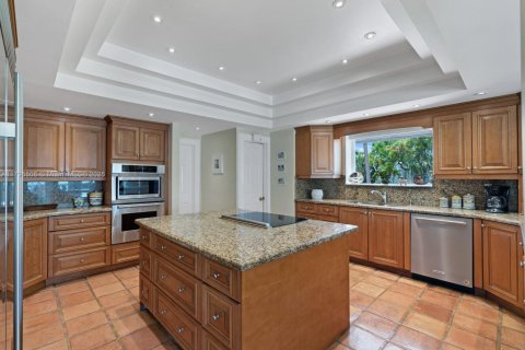 House in Bay Harbor Islands, Florida 4 bedrooms, 368.45 sq.m. № 1737642 - photo 6