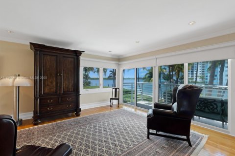 House in Bay Harbor Islands, Florida 4 bedrooms, 368.45 sq.m. № 1737642 - photo 10
