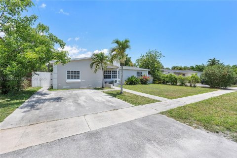 House in Lauderdale Lakes, Florida 3 bedrooms, 144 sq.m. № 2065560