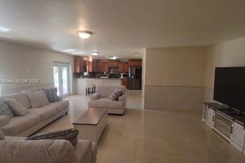 House in Vero Beach, Florida 5 bedrooms, 367.89 sq.m. № 1967464 - photo 11