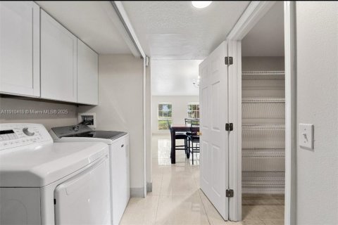 House in Vero Beach, Florida 5 bedrooms, 367.89 sq.m. № 1967464 - photo 8