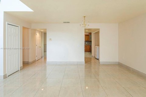 House in Vero Beach, Florida 5 bedrooms, 367.89 sq.m. № 1967464 - photo 7