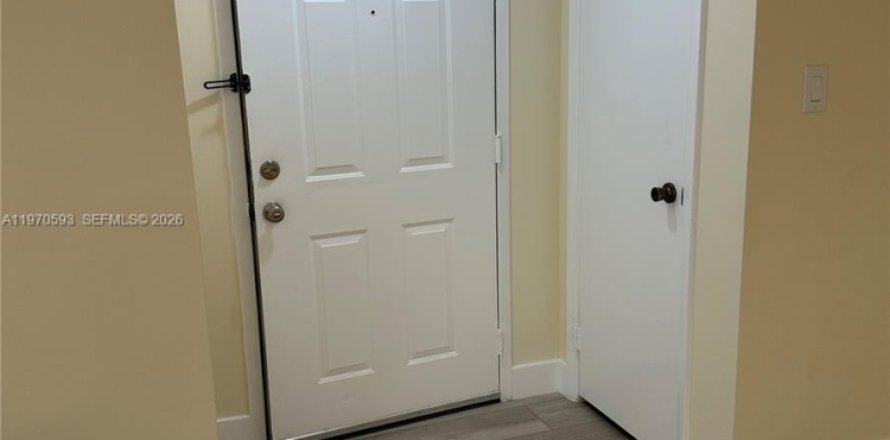 Condominio en Hollywood, Florida, 2 dormitorios № 2031507