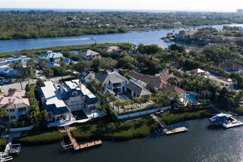 House in Jupiter, Florida 5 bedrooms, 836.86 sq.m. № 2007804 - photo 2