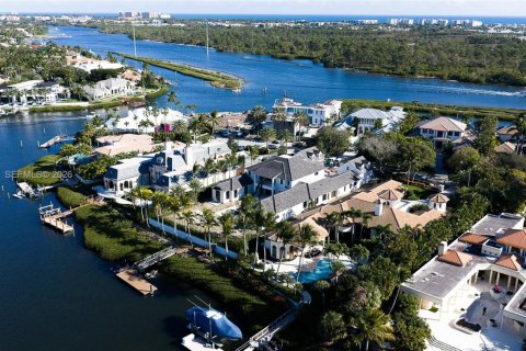 House in Jupiter, Florida 5 bedrooms, 836.86 sq.m. № 2007804 - photo 9